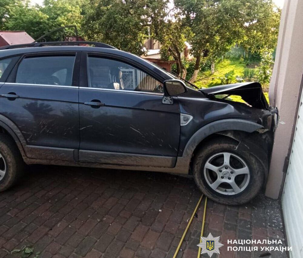 27-річна водійка на Львівщині в’їхала у житловий будинок