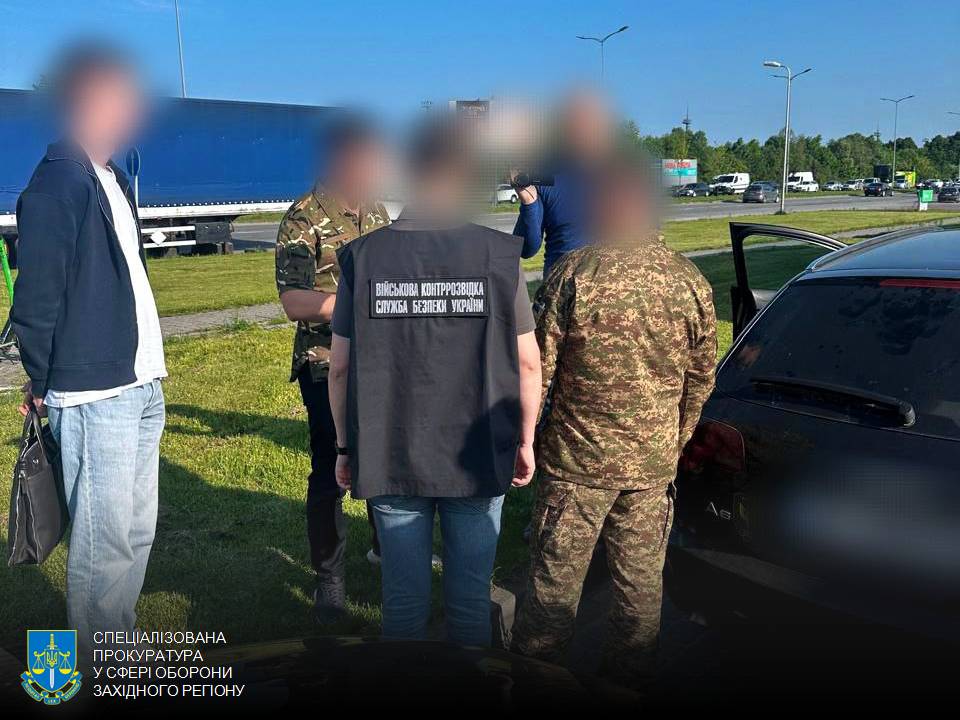 На Львівщині затримали підполковника за переправлення призовників за кордон
