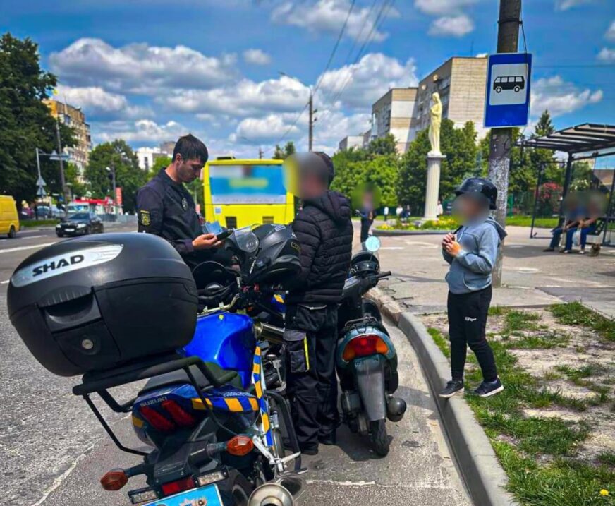 Львівські патрульні зупинили п’яного водія скутера без прав і номерів