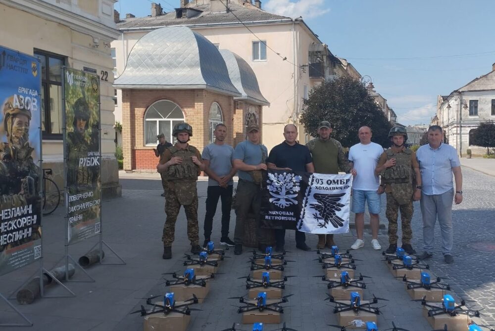 За тиждень зі Львівщини на фронт передали чергову партію дронів, автівок, маскувальних сіток та смаколиків