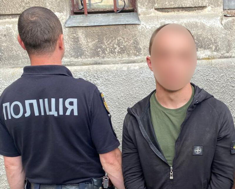 Квартирний злодій під час затримання на Львівщині поранив ножем поліцейського