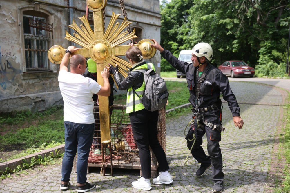 У Львові зняли головний хрест Собору святого Юра для реставрації