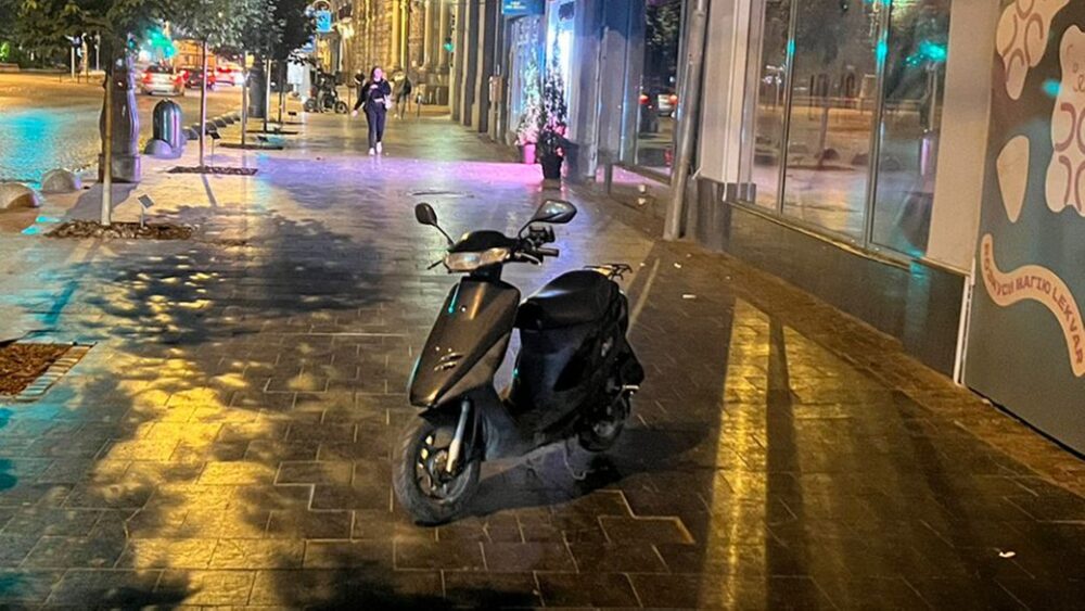 У центрі Львова скутерист збив пенсіонерку, яка йшла тротуаром