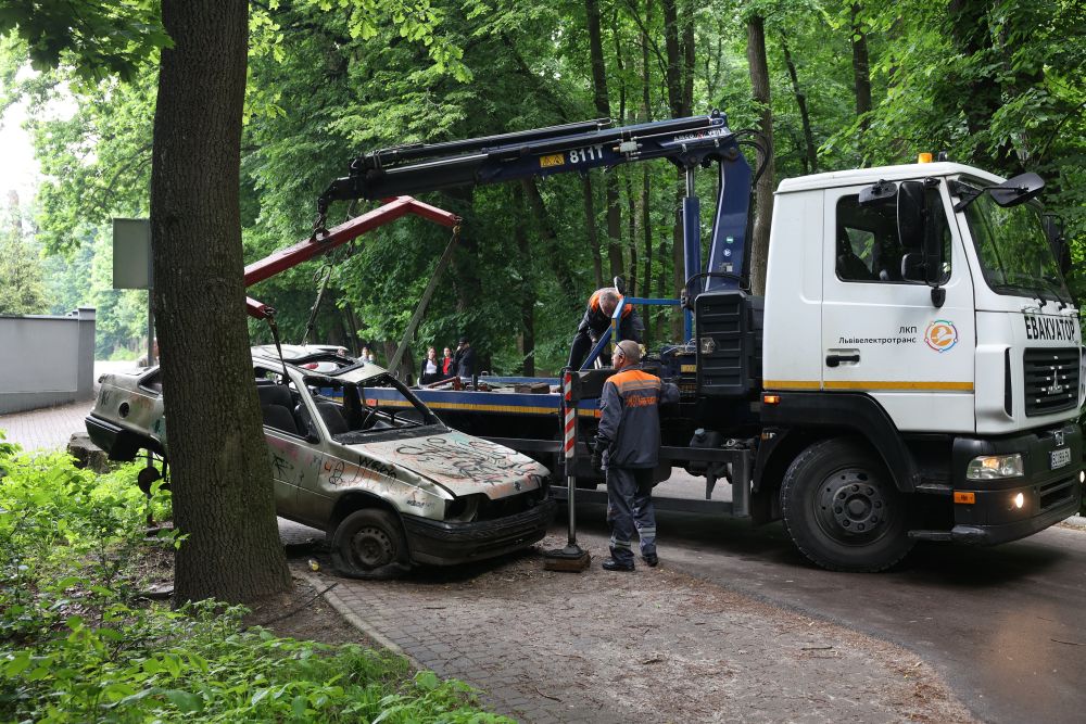 Ще дві покинуті машини у Львові забрали на штрафмайданчик