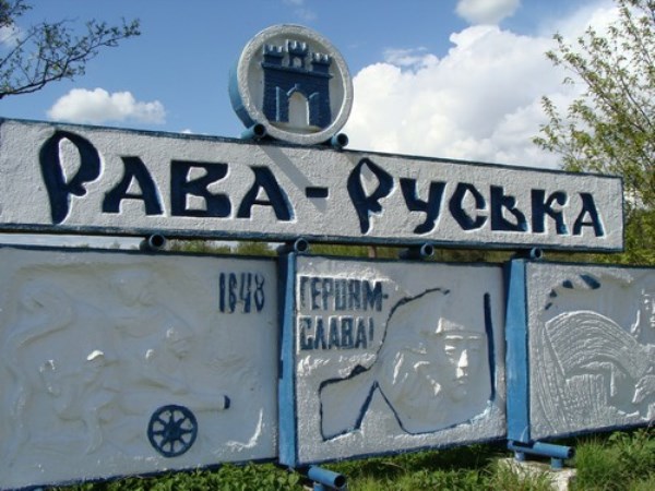 На Львівщині судили неповнолітню, яка вилізла на дорожній знак і зняла відео під російську музику