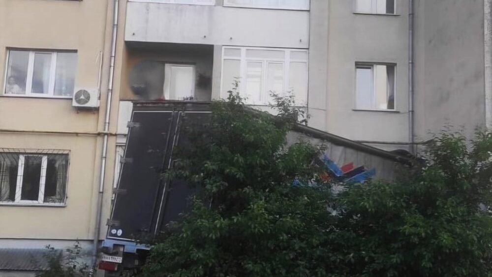 На Львівщині вантажівка в’їхала в багатоповерхівку