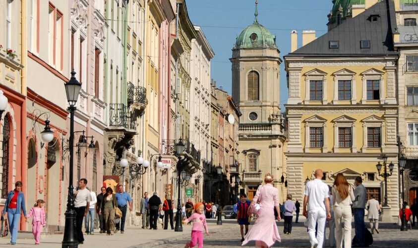 Скільки платять працівникам у ресторанах Львова