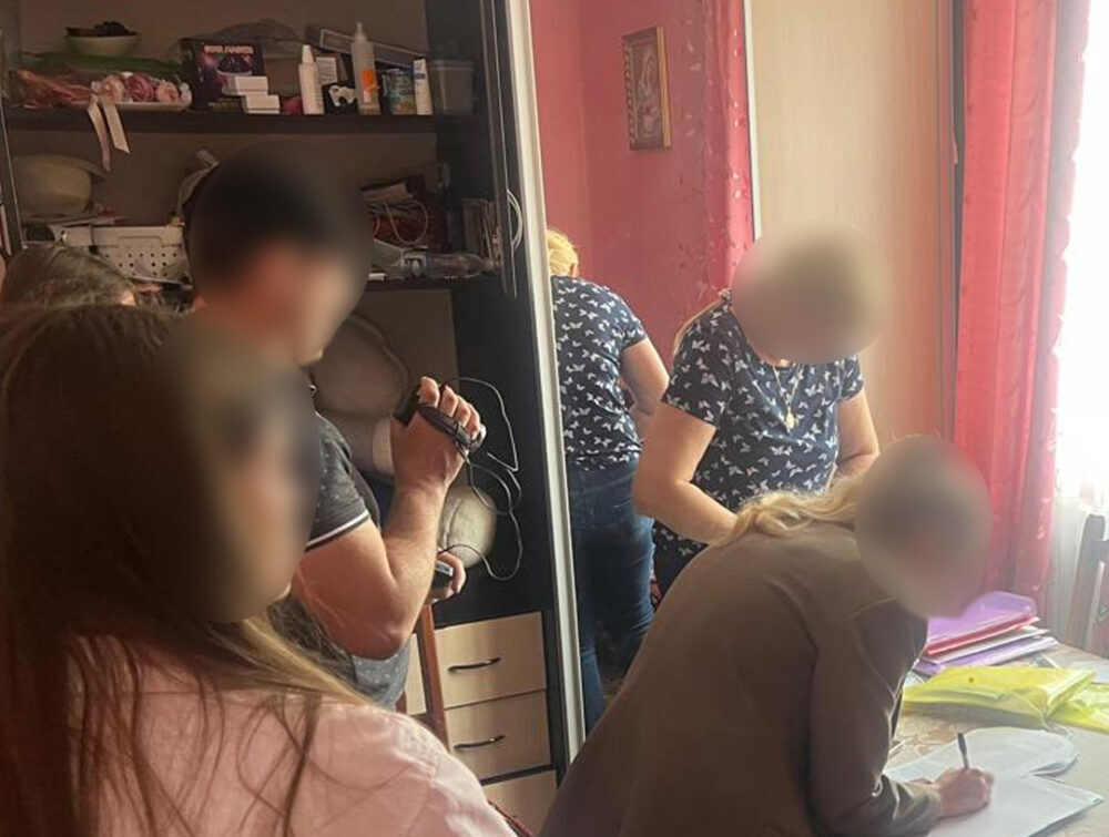 51-річна львів’янка організувала фіктивний шлюб для свого сина з жінкою з інвалідністю