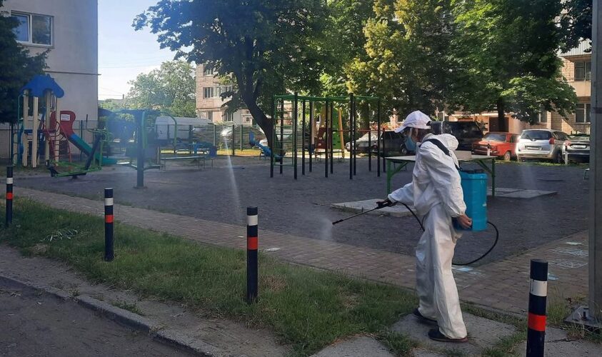 У Шевченківському районі Львова оброблять дитячі майданчики від кліщів