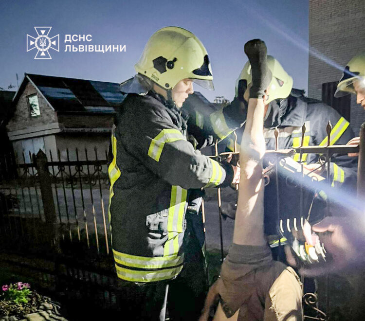 На Львівщині чоловік проштрикнув ногу на паркані та повис головою донизу