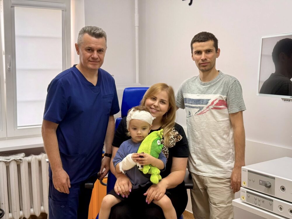 Лікарі у Львові відновили слух трирічній дитині