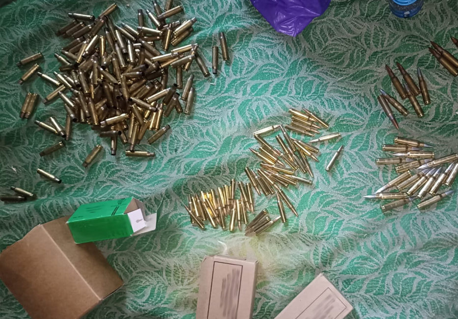 На Львівщині затримали двох чоловіків зі схованкою зброї та боєприпасів