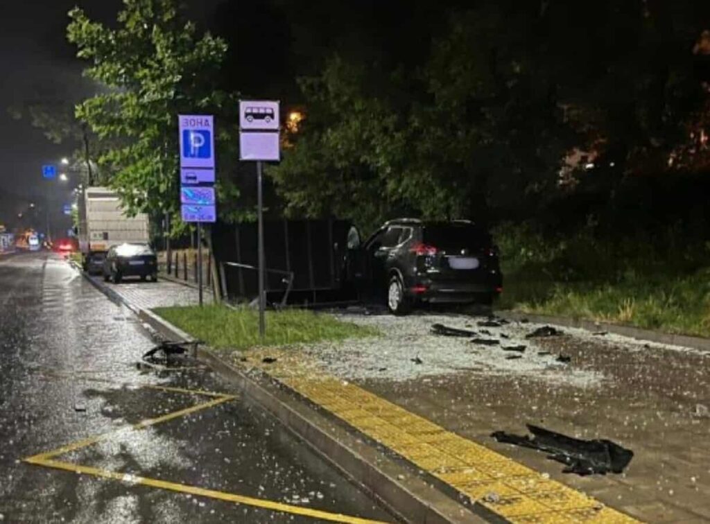 У Львові водій врізався у зупинку і втік з місця аварії