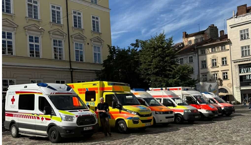 Велоконвой з Німеччини доставив до Львова 14 автомобілів швидкої допомоги для ЗСУ
