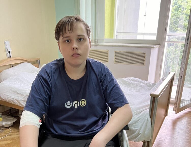 Хірурги у Львові прооперували 14-річного хлопця з пухлиною спинного мозку