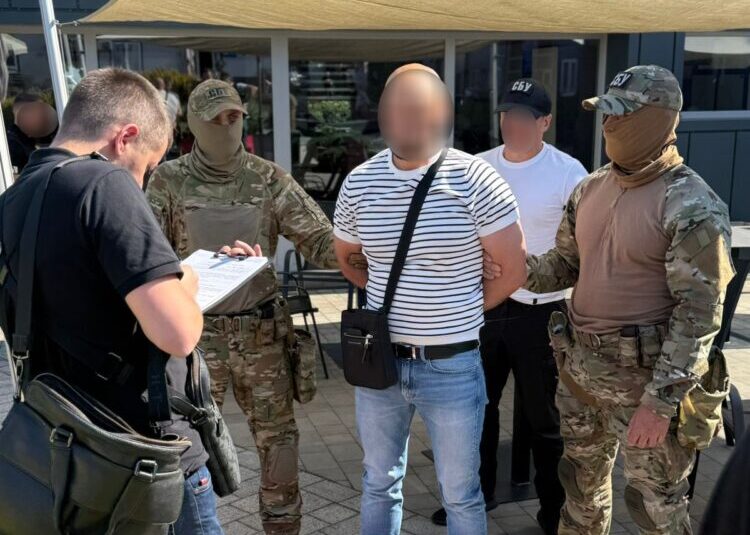 Інспектор Львівської митниці за хабарі обіцяв «безпроблемне» розмитнення авто