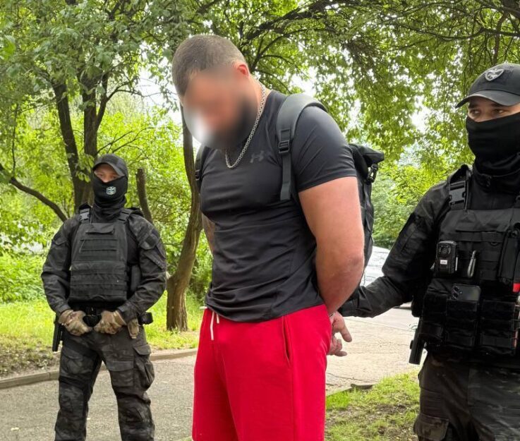 Поліція затримала львів’янина, який продавав наркотики та зброю