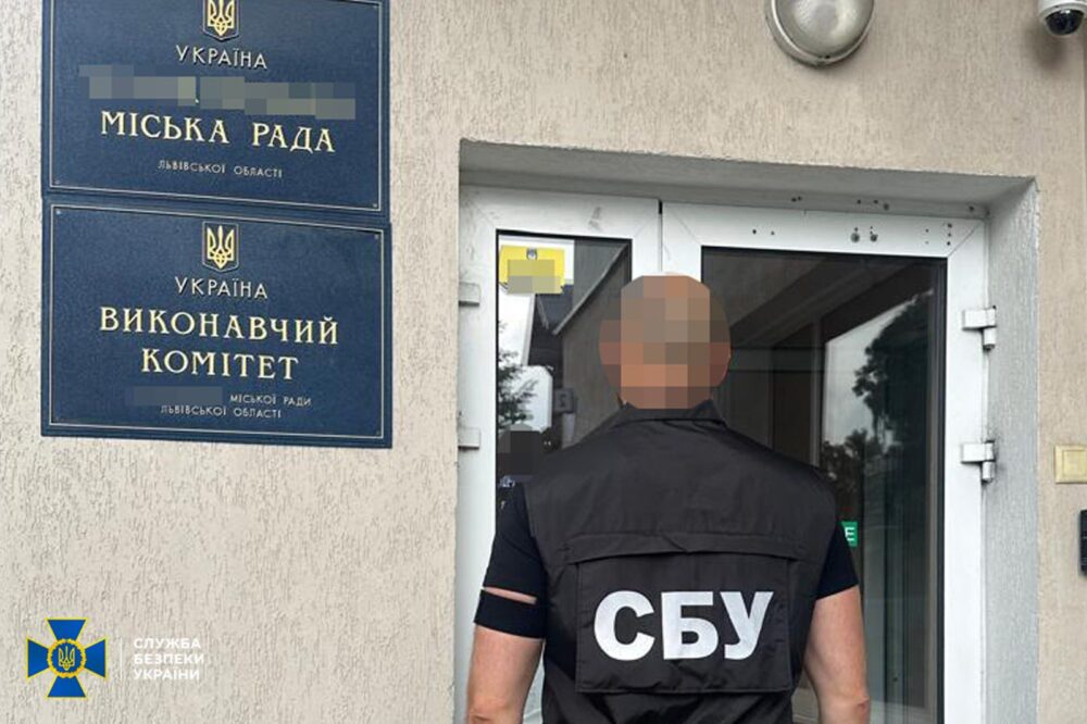 Посадовця міськради на Львівщині та адвокатку викрили на хабарі