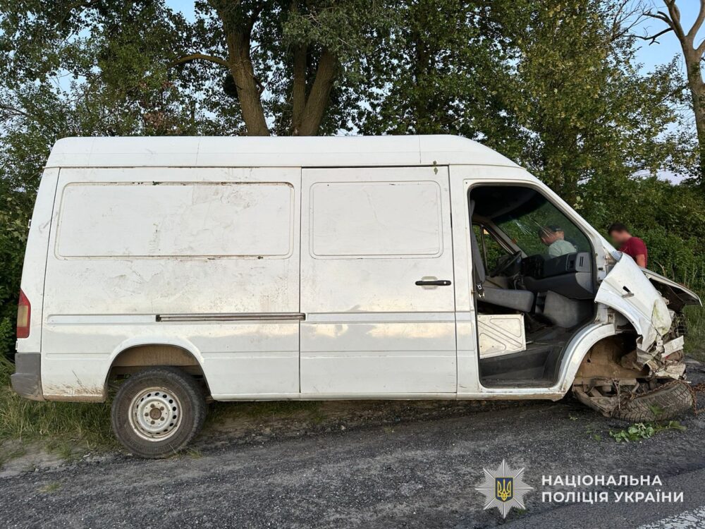 П’яний 21-річний чоловік вкрав мікроавтобус та вчинив ДТП на Львівщині