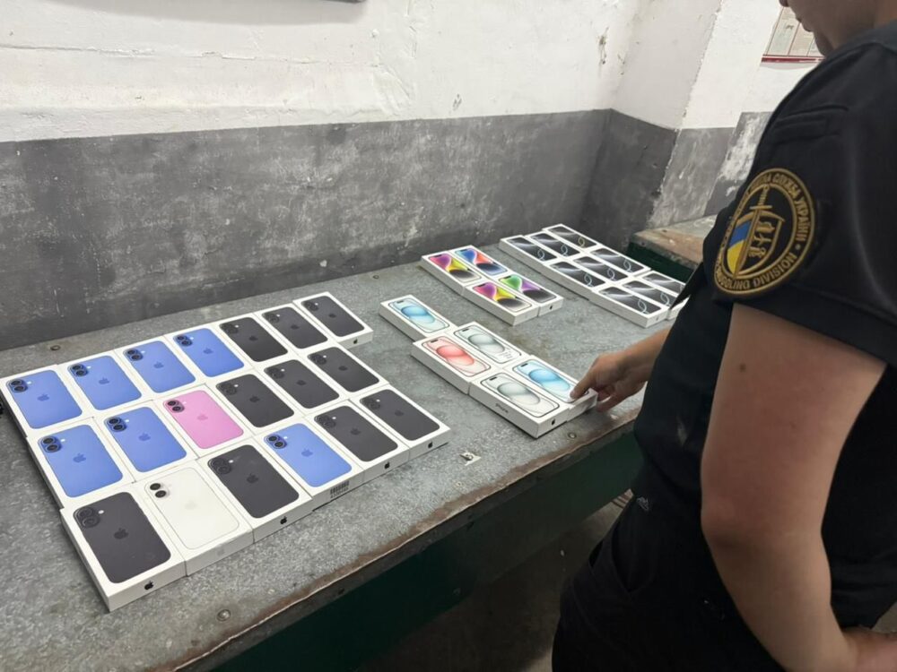Львівські митники затримали контрабанду техніки Apple на 1,4 млн гривень