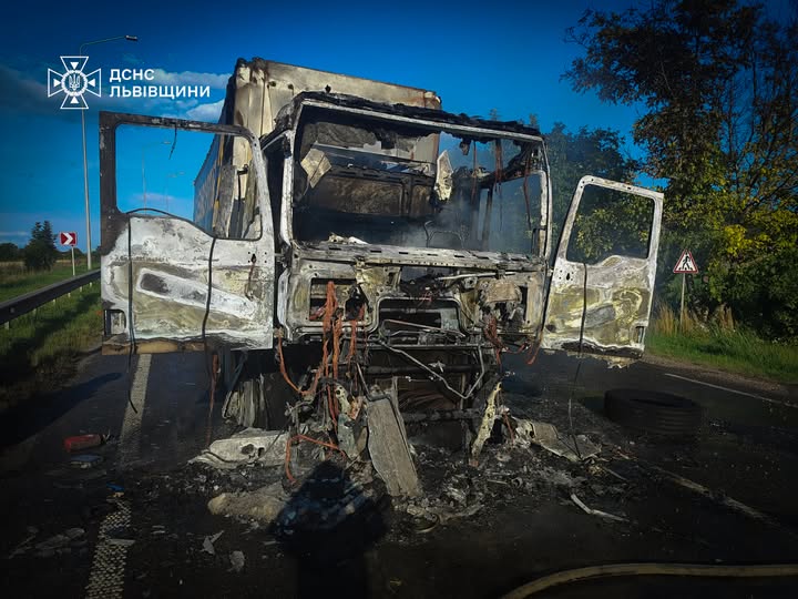 У селі на Львівщині під час руху загорілась вантажівка