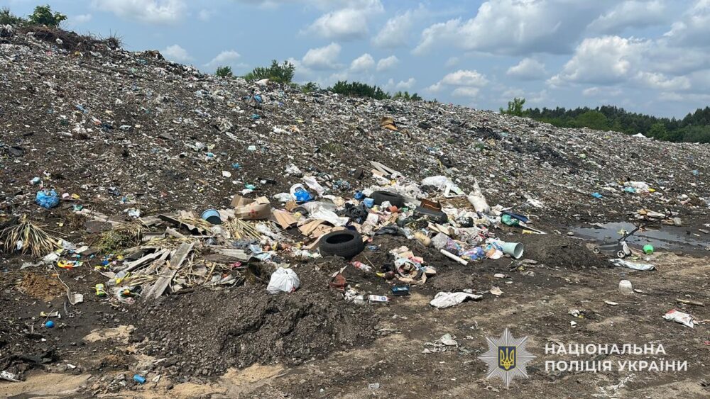 На Львівщині комунальники скидали сміття поза межами полігону