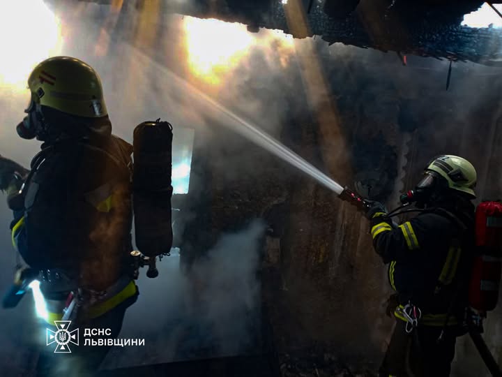 Під час пожежі на Львівщині чоловік отримав важкі опіки рук