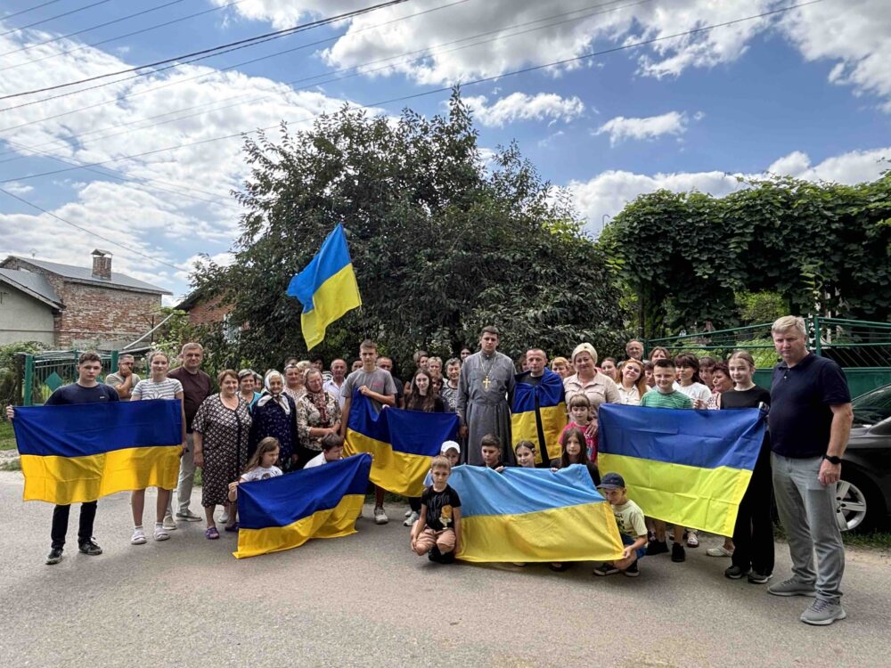 На Львівщині зустріли звільненого з полону військового, який вважався зниклим безвісти