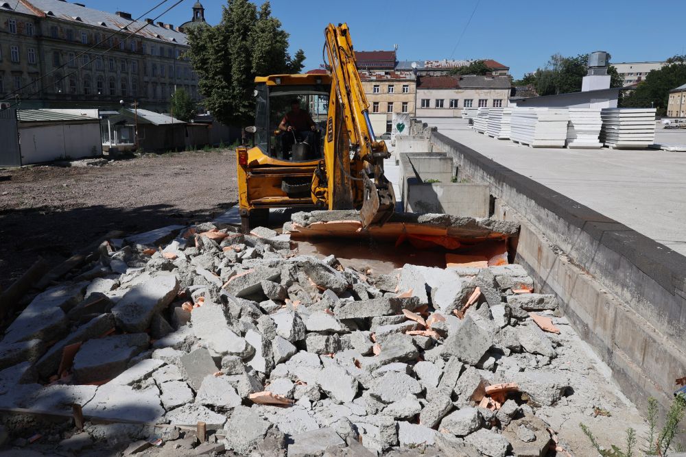 У Львові демонтують незаконно встановлені конструкції на місці колишнього ринку “Добробут”