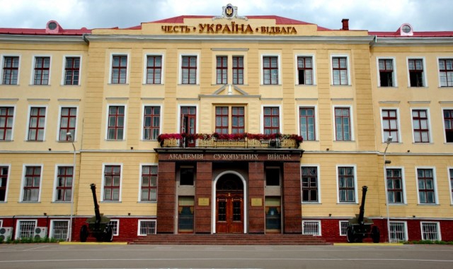 Львівський суд зобов’язав відраховану курсантку виплатити військовій академії 450 тисяч гривень