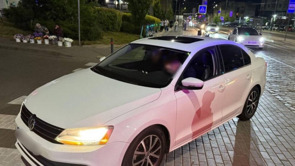 Патрульні оштрафували львів’янку, яка посадила за кермо 15-річного сина