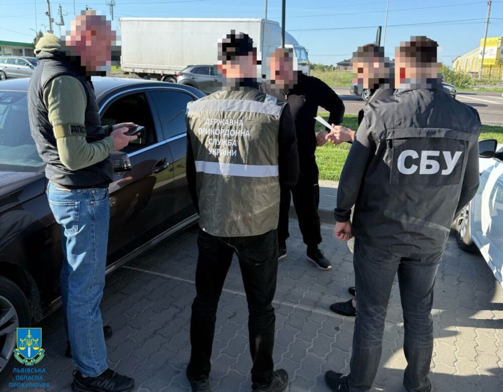 Троє чоловіків на Львівщині ввезли в Україну 7 автівок під виглядом допомоги ЗСУ
