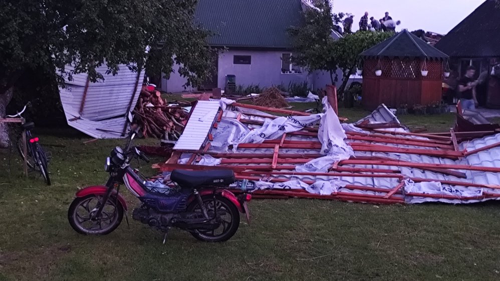 Внаслідок негоди на Львівщині у будинках зірвало дахи та вибило вікна
