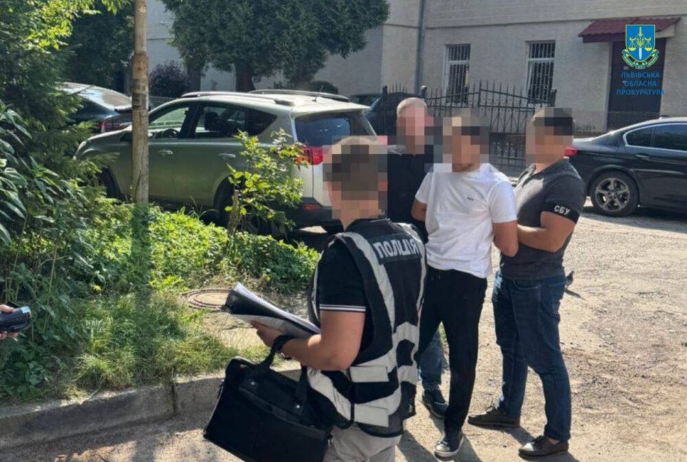 У Львові затримали “ділка”, який за 1100 доларів обіцяв військовозобов’язаному оформити на навчання в університет