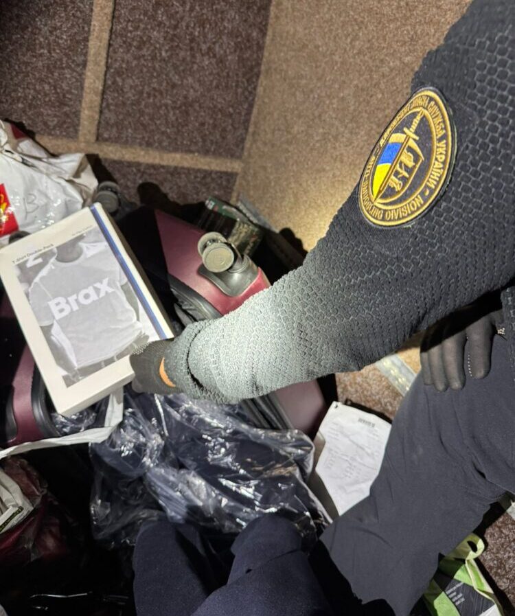Львівські митники виявили на кордоні контрабанду брендових речей та рідин до електронних цигарок на понад мільйон гривень