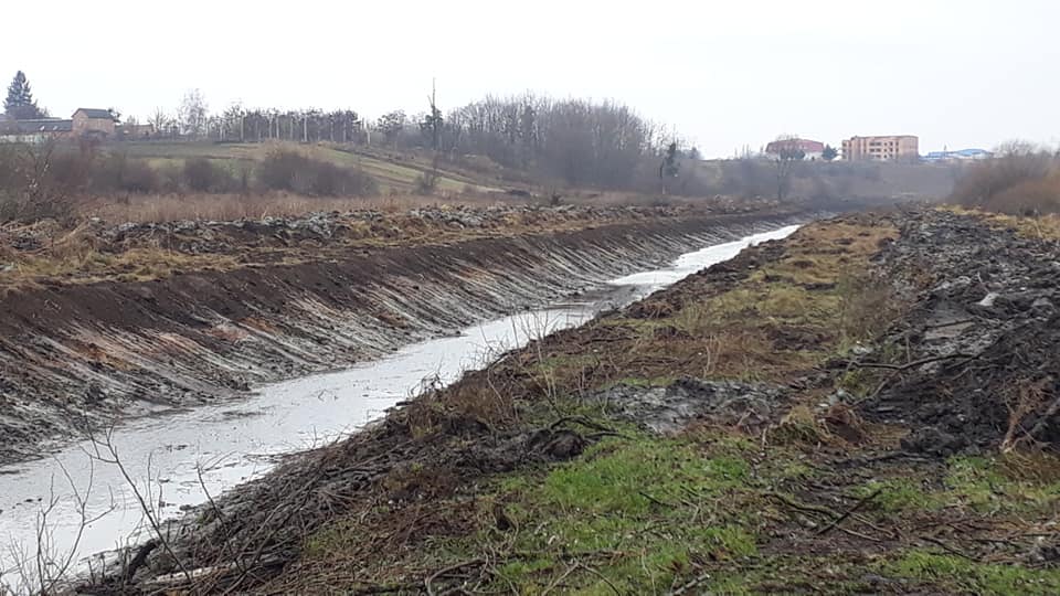 На Львівщині з меліоративного каналу дістали тіло людини