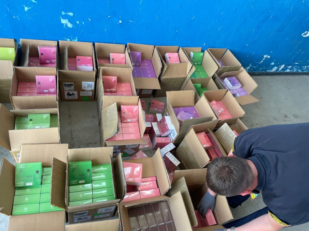 У ПП “Рава-Руська” Львівські митники зупинили вантажівку з вейпами на 2,8 млн грн