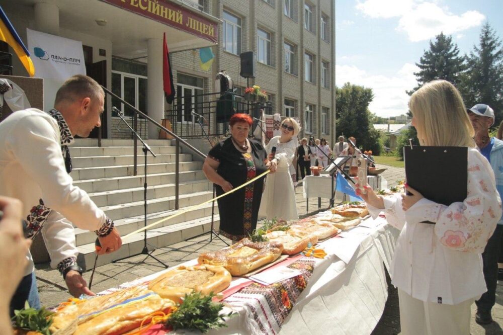 На Львівщині встановили рекорд України із найдовшим Красівським пирогом