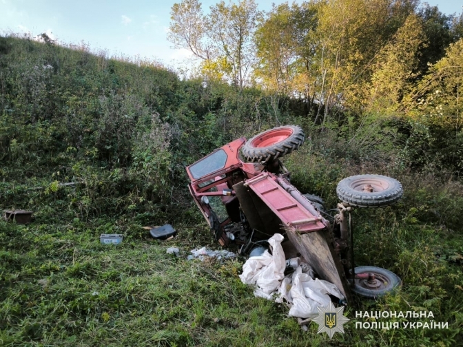На Львівщині перекинувся трактор, постраждали двоє людей