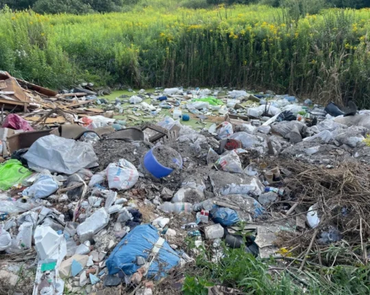 Суд у Львові оштрафував водія за забруднення земель у Винниках