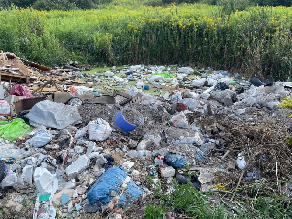 Суд у Львові оштрафував водія за забруднення земель у Винниках