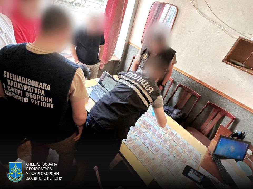 На Львівщині посадовців оборонного підприємства викрили за хабарі за фальсифікацію висновків про якість озброєння для ЗСУ