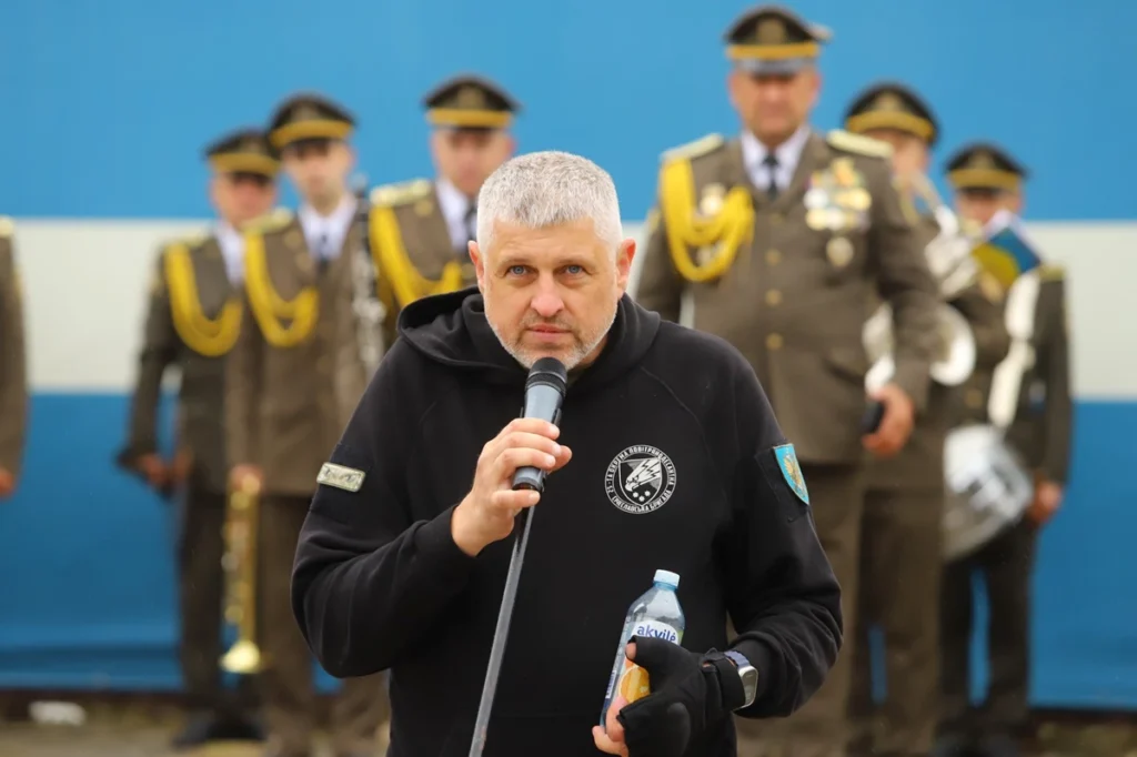 На Львівщину приїхали волонтери з Литви, Латвії та Естонії, щоб передати понад 80 автомобілів для українських воїнів (фото)