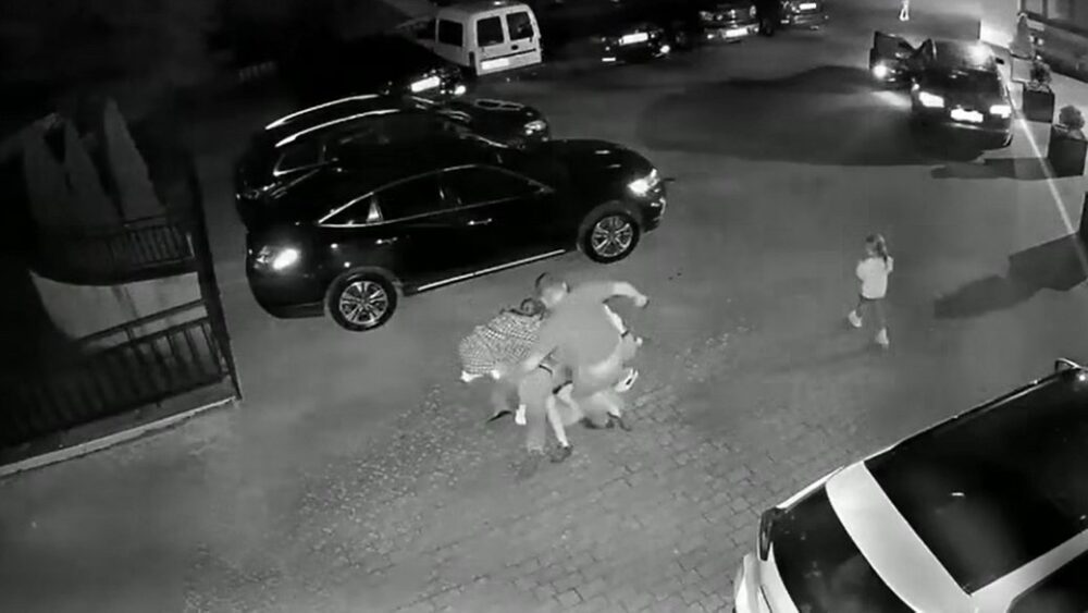 У Львові розшукують нападників, які побили жінку та забризкали газом чоловіка