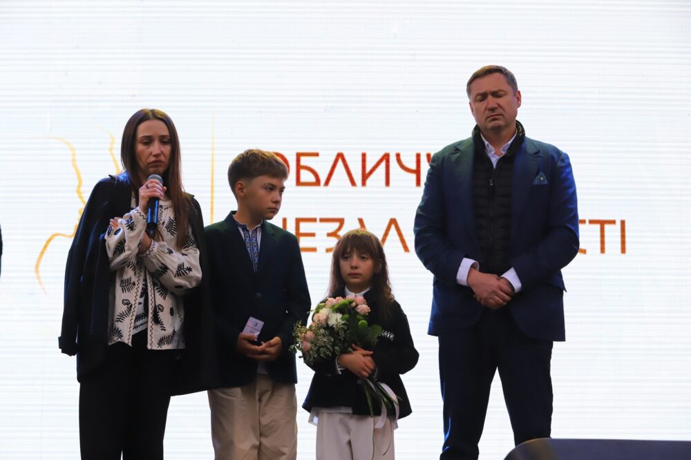 Начальник Львівської ОВА нагородив преміями матерів та дружин загиблих захисників