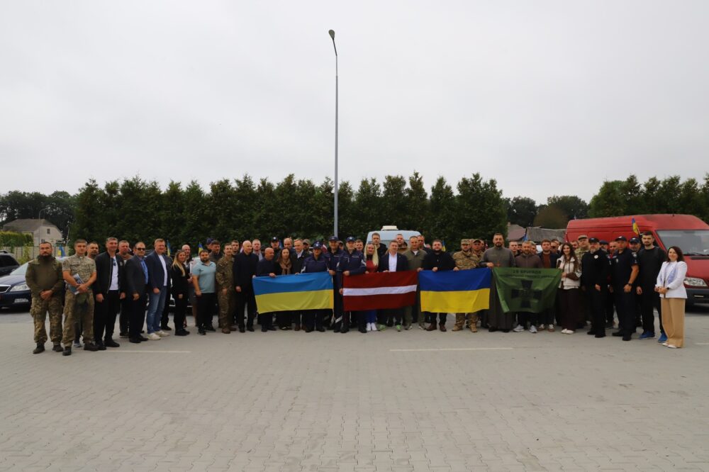 Ще 32 автомобілі передала Львівщина спільно із латвійськими благодійниками Силам оборони (фото)