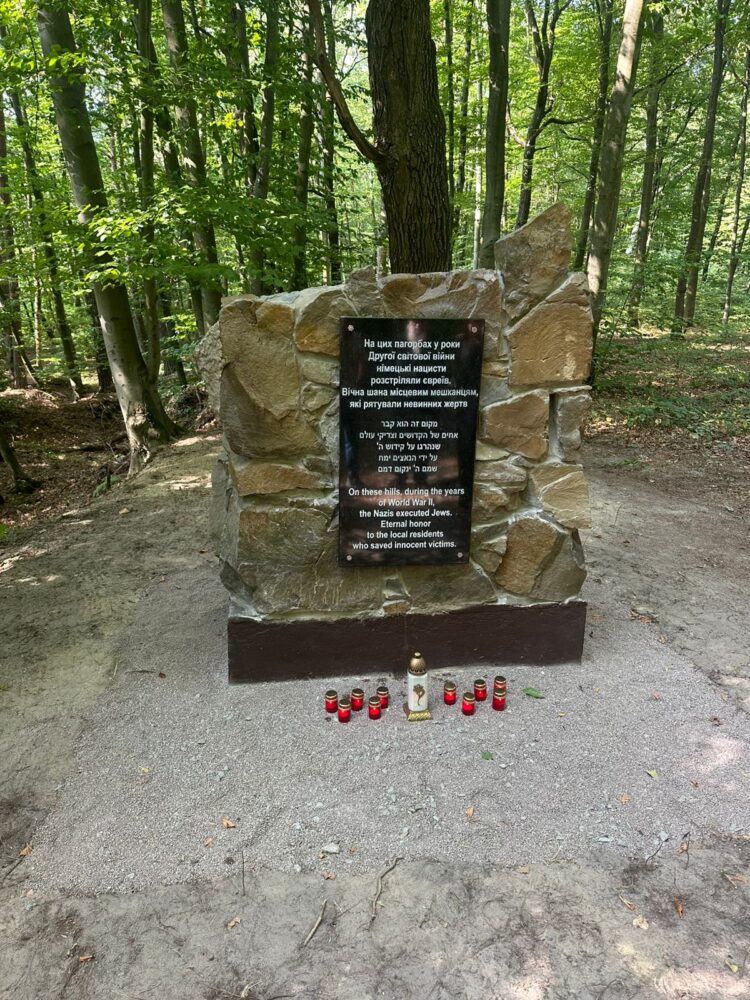 У Брюховичах відкрили пам’ятний знак на місці масових убивств часів Другої світової війни (фото)