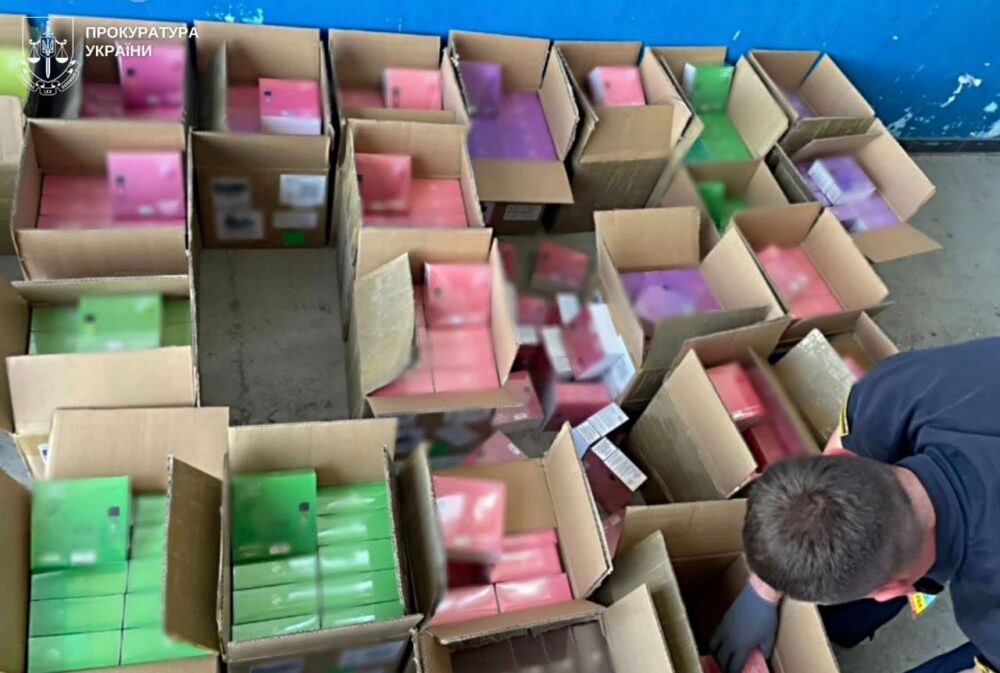 Львів’янина підозрюють у спробі ввезення контрабанди електронок та вейп-рідин на 1,9 млн грн