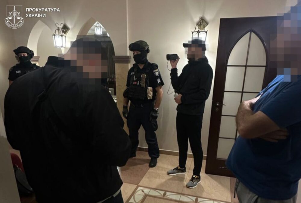 Двох львівʼян підозрюють у підпалі гаража депутата з Самбора