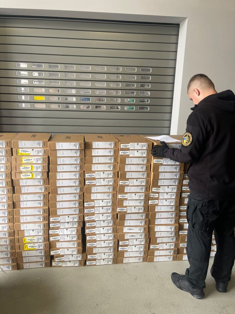Секонд-хенд із сюрпризом: Львівські митники виявили контрабанду ноутбуків на 2 млн гривень